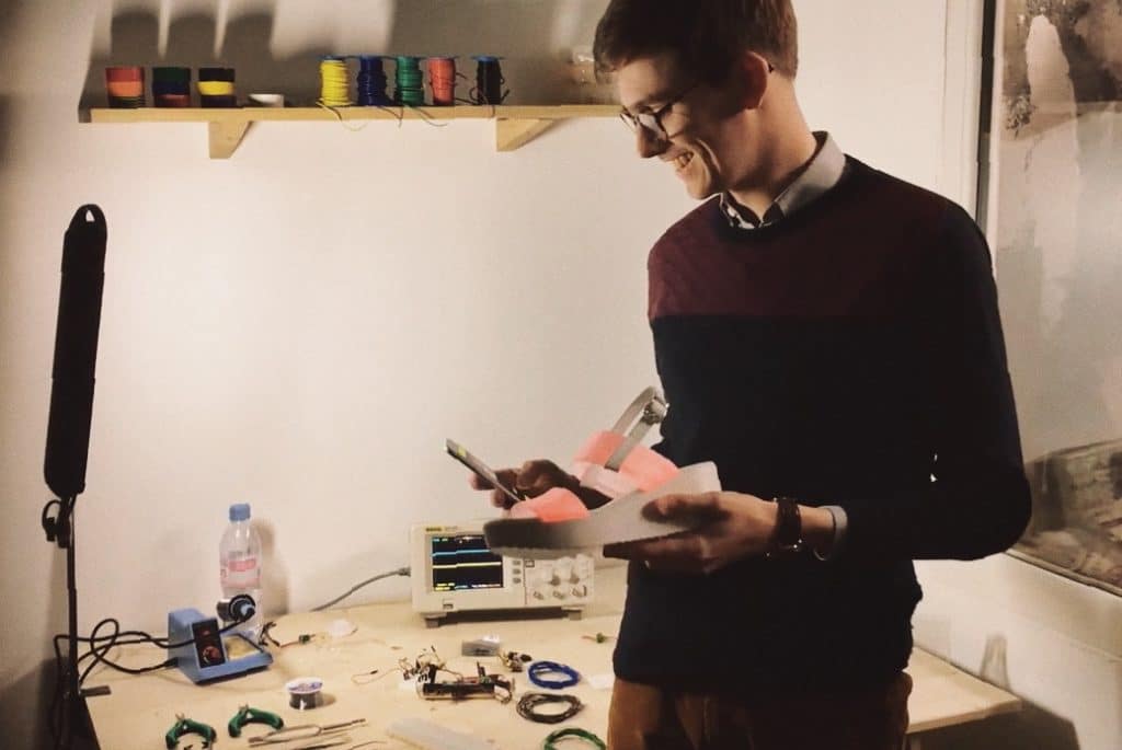Rudy Houque, Responsable Innovation chez Phoceis, travaillant sur un prototype dans son atelier.