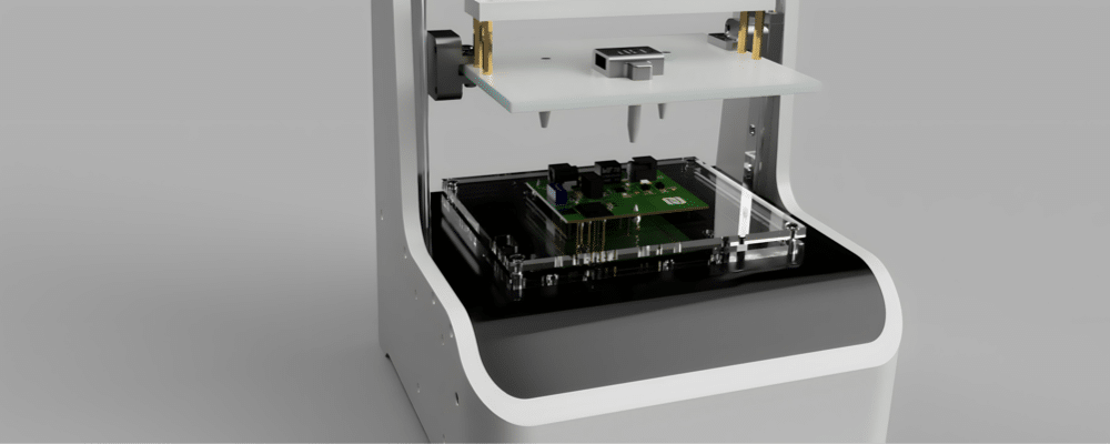 Rendu 3D réaliste d'un banc de test de cartes électroniques de BLUEGRioT. Banc élégant en blanc laqué et noir laqué, avec des bords arrondis, et une plaque de plexiglass transparente pour positionner les cartes.
