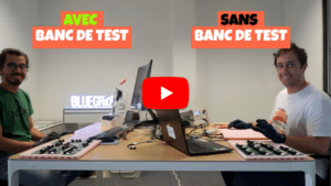 Deux opérateurs assis face à face, prêts à se défier dans un test de rapidité pour tester des cartes électroniques. À gauche, un opérateur avec un banc de test BLUEGRioT automatisé et à droite, un opérateur avec un équipement manuel traditionnel. Image cliquable pour lancer une vidéo YouTube.